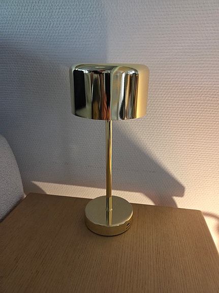 Ladattava LED-pöytävalaisin messinki