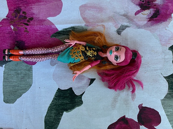 Monster High nuket ja Barbie-nukkeja