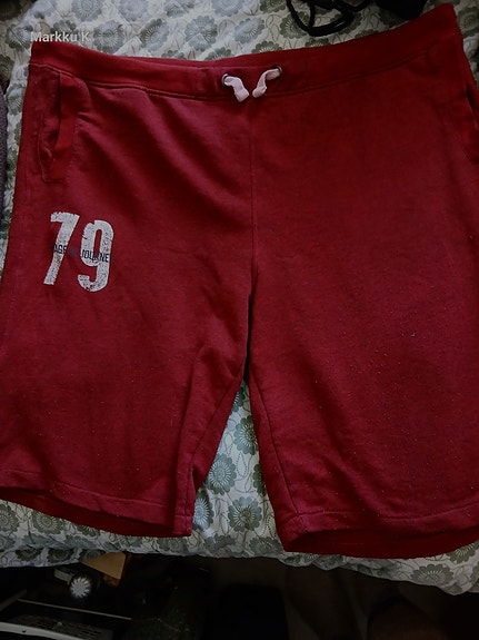 Collegeshortsit punaiset