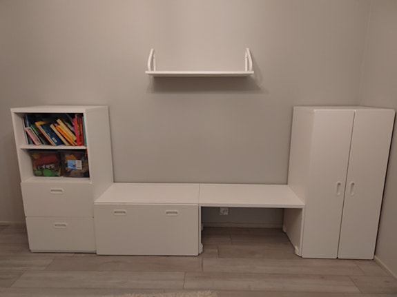 IKEA valkoinen lasten säilytyskalustesetti hyllyillä ja kaapeilla