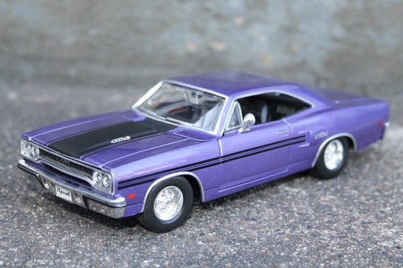 1971 Plymouth GTX 440 +6 1:24 auto pienoismalli 21cm metallinen 1/24 hieno