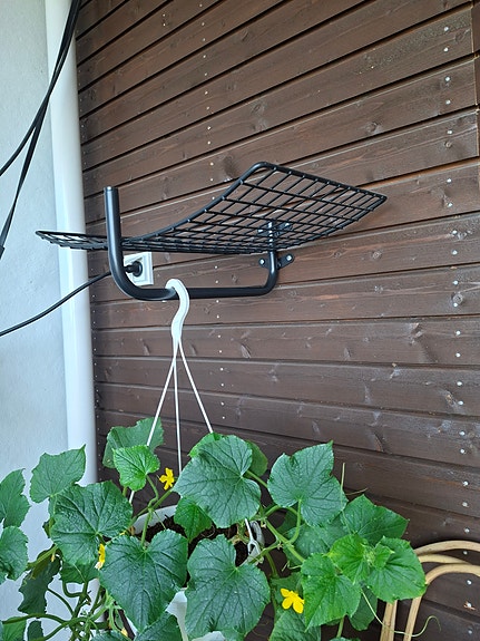 Seinälle kiinnitettävä hylly