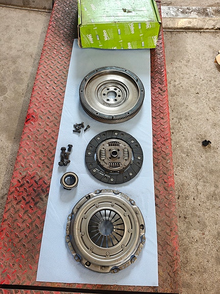 Täydellinen kytkinpaketti + kova vauhtipyörä 228mm (VW T5 2.0 TDI CAAB / 1.9 TDI