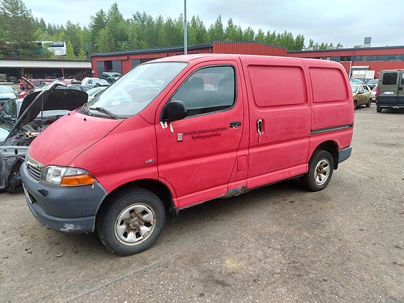 Myydään varaosina 2004 4WD hiace