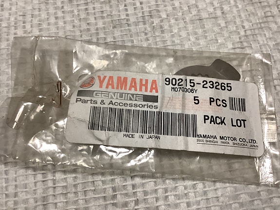 90215-23265 lukkolevy YAMAHA BT1100,FZS1100,TDM850,XVS1100,YZF-R6,ym.