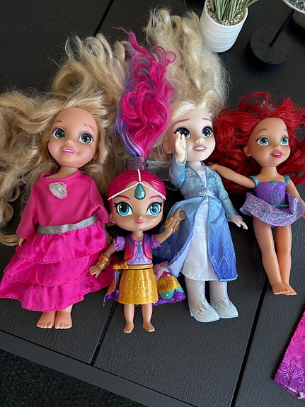 28 nukkea ja enemmän. Barbiet, Frozen Elsa, disney hahmoja ja vaatteet iso satsi