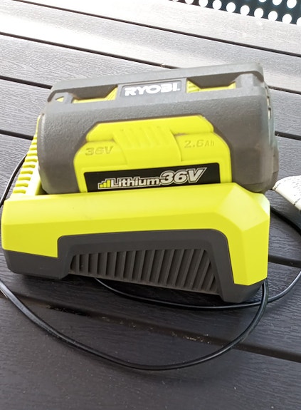 Ryobi 36V akku ja laturi