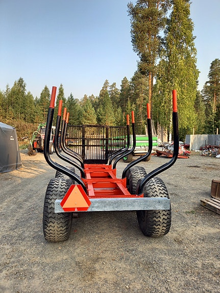 Metsäkärry kääntö aisalla .