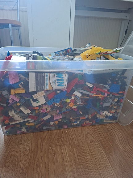 LEGO palikkasetti irtopaloja isossa laatikossa