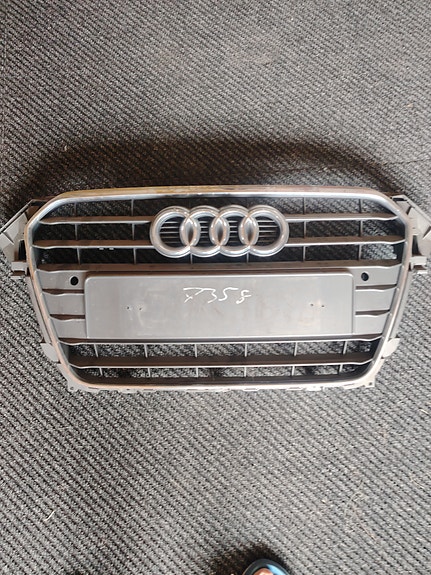 Myydään Audi A4 etusäleikkö maski
