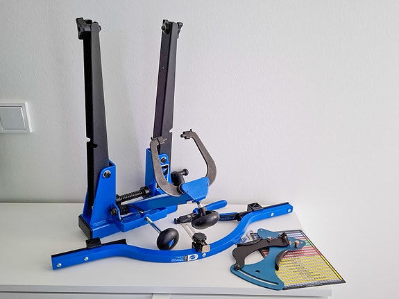 Park Tool TS-2.3 rihtausteline sekä työkaluja.
