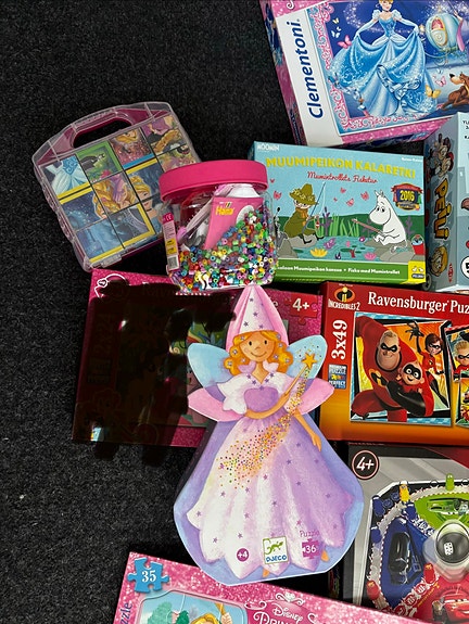 Iso paketti lastenpelejä ja palapelejä (Muumit, Disney Princess, Kimble ym.)