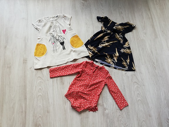 Kui Design & Nordic Tricot mekot taskuilla, H&M uimapuku 86/92cm