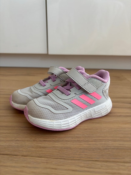 Adidas lenkkarit 22