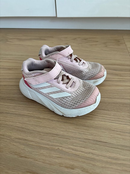Adidas lenkkarit 26