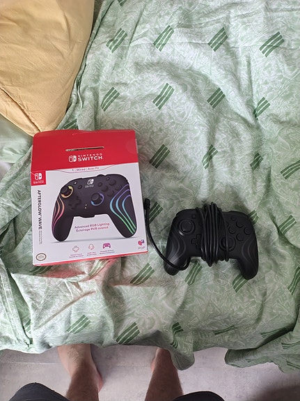 myydään Nintendo Switchille ohjain