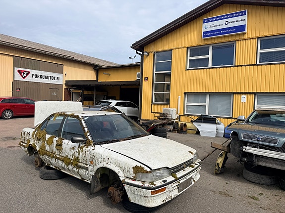 Toyota Corolla GTI puskurilla varaosina