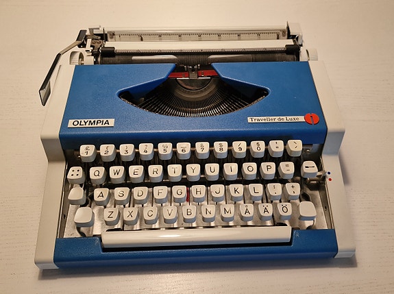 Vanha kirjoituskone Olympia de Luxe