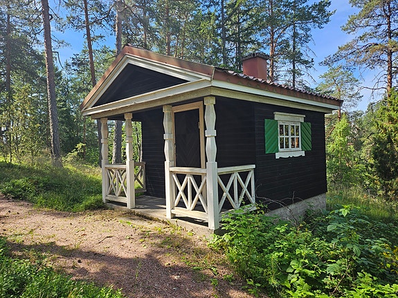 Vanhan Piha-leikkimökin 84v. rouvan vanhat lastenkalusteet ja koriste-esineitä.