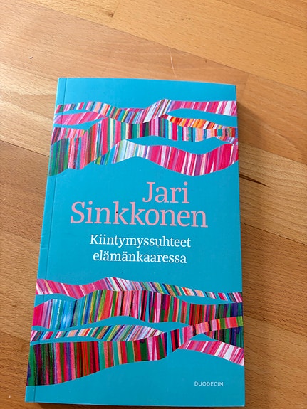 Jari Sinkkonen: Kiintymyssuhteet elämänkaarella - kirja