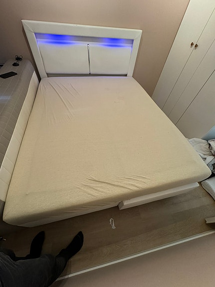 Valkoinen led sänky