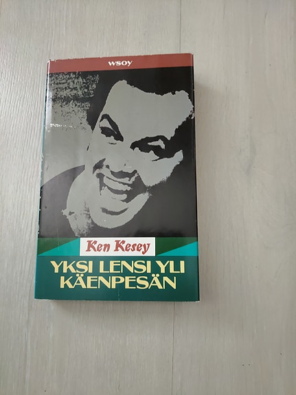 Yksi lensi yli käenpesän