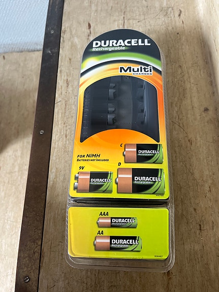 Duracell Multi Charger ladattavien paristojen laturi AA/AAA