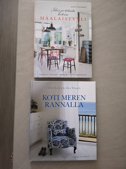 Sisustuskirjat Koti meren rannalla & Maalaistyyli