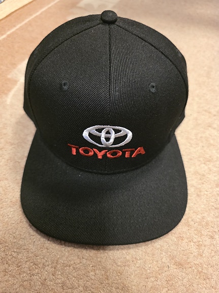 Toyota -lippis, musta (Brodeerattu logo, punainen teksti)