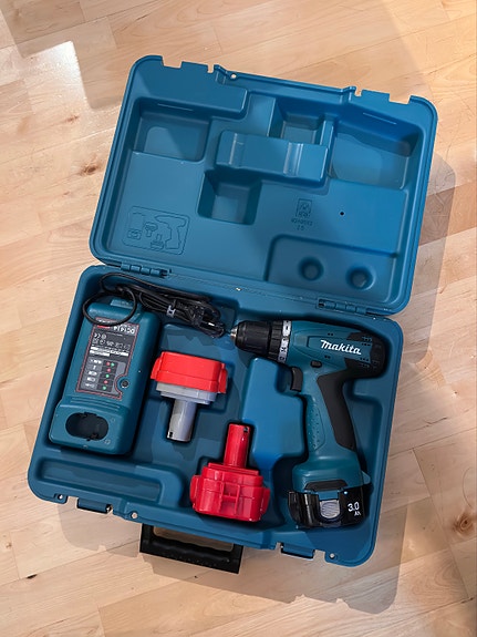 Makita 6271D 12V akkuporakone salkulla