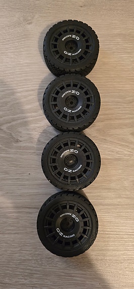 OZ Racing renkaat 1:10 autoon