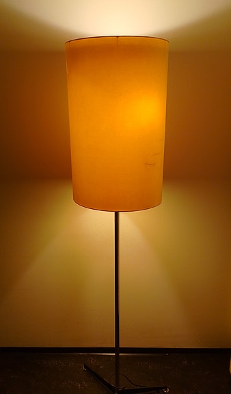 Staff kolmijalka lamppu 60- luvulta.55 cm varjostin.3-lamppua
