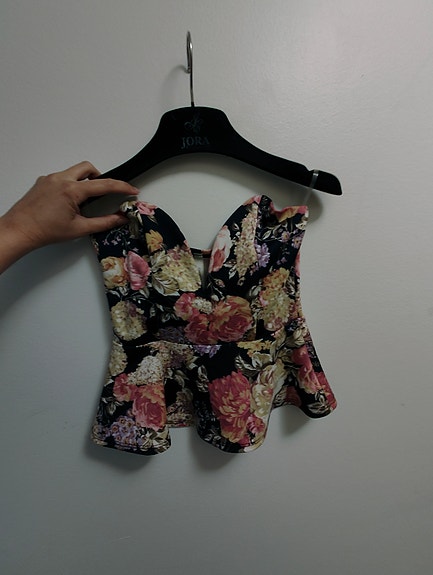 Kukkakuvioitu peplum-toppi v-aukolla