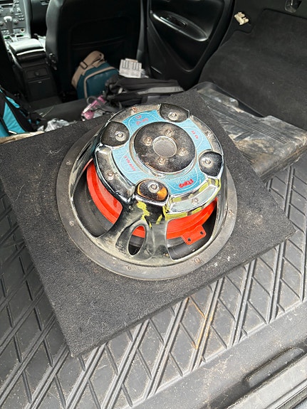 MDS subwoofer kotelolla autoon