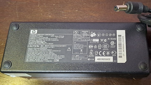 HP-virtalähteitä/latureita