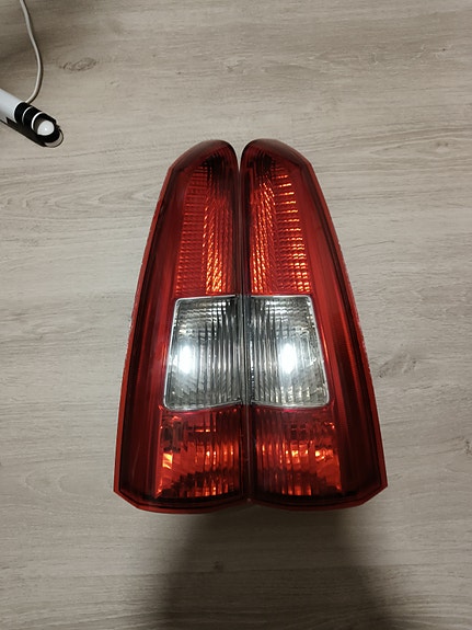 Volvo V70 XC70 ylemmät takavalot pari