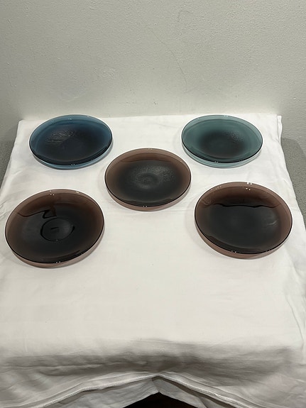 Timo Sarpaneva i-lasi lautaset, Iittala 1956 (5 kpl, signeerattu)