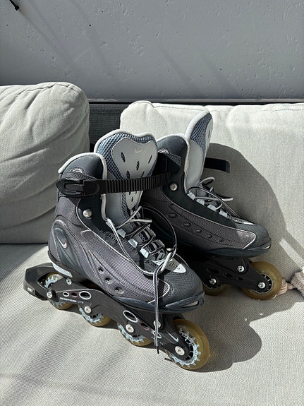 Nike rullaluistimet musta/harmaa 42