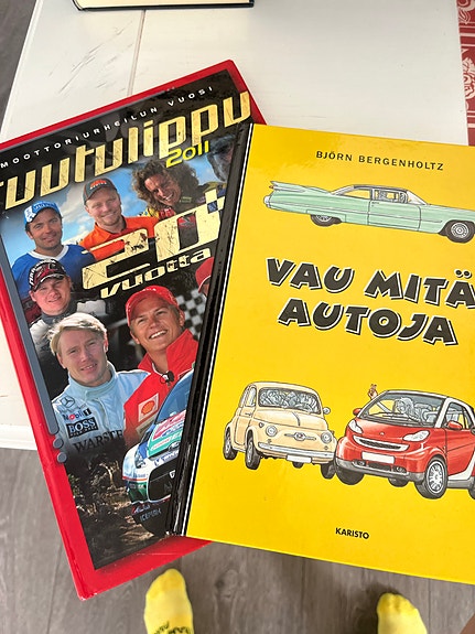 Vau mitä autoja -kirja + Ruutulippu 2011 moottoriurheilukirja