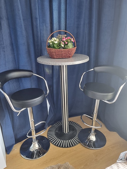Baari pöytä ja 2 elegant Baari tuolit