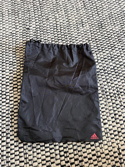 Adidas musta jumppapussi