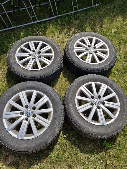 Volkswagen vanteet ja kesärenkaat (1 renkaista puhki)