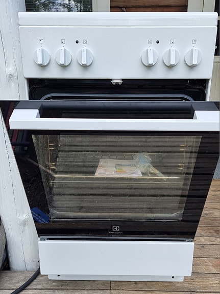50cm Electrolux keraaminen liesi uunilla