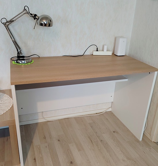 Työpöytä/koulupöytä, tukeva ja virheetön