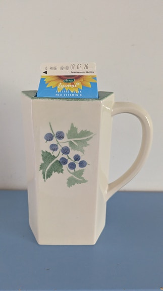 Pentik Viinimarja Maitokannu (1997, Anu Pentik)