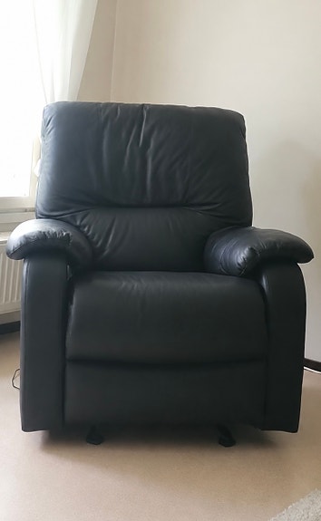 Musta recliner-nojatuoli