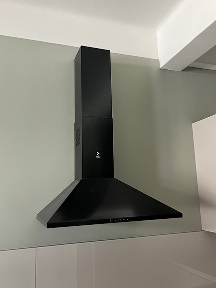 Elica musta liesituuletin. Elica Black Extractor.