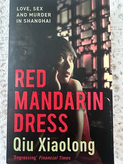 Qiu Xiaolong Red Mandarin Dress pokkari englanniksi