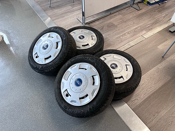 Ford Transit Connect original kesärenkaat vanteilla