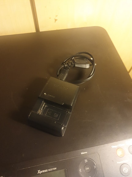 Sony laturilaite digikameran akulle